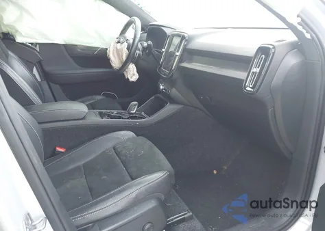 2020 Volvo Xc40 T5 R-Design z USA, uszkodzony, nr VIN YV4162UM1L2172927